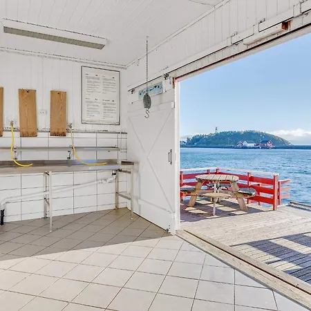 6 Person Holiday In Brekstad